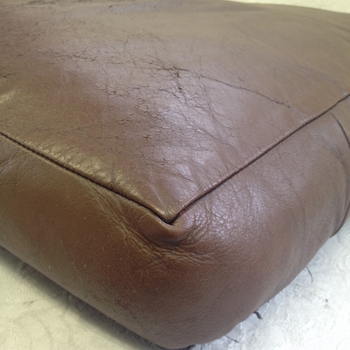 傷補修　カラーチェンジ　A4　ソファー、鞄、バッグ、修理、張替、黒ずみ汚れ、クリーニング、色移り、擦り傷、染め直し